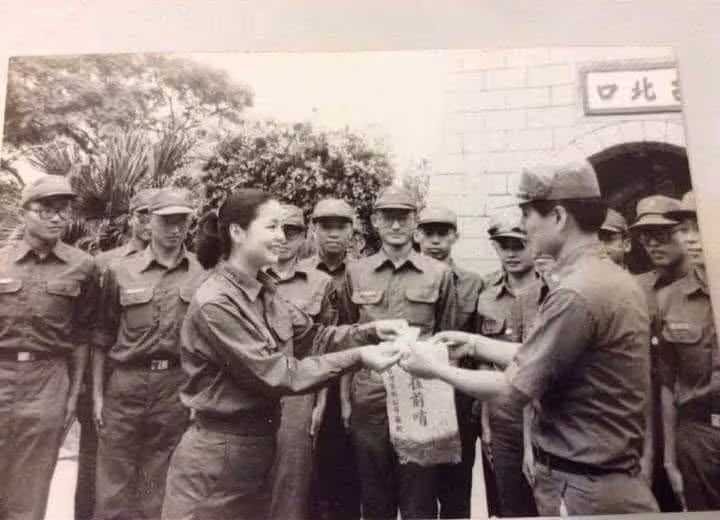 鄧麗君1981年在金門也吻高帥軍官輔導長薛興華。他生前曾說這是最棒回憶。(圖/薛興華夫人提供) 鄧麗君1981年在金門也吻高帥軍官輔導長薛興華。他生前曾說這是最棒回憶。(圖/薛興華夫人提供)