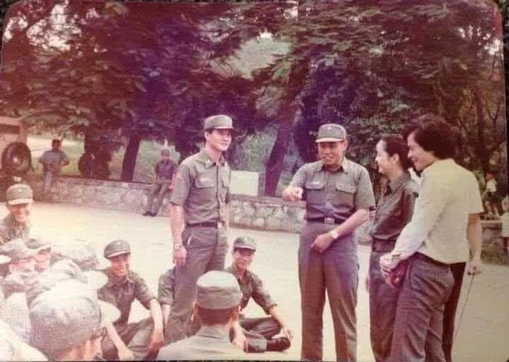 鄧麗君1981年在金門也吻了高帥軍官輔導長薛興華。他生前曾說:這是最棒的回憶。(圖/薛興華夫人提供) 鄧麗君1981年在金門也吻了高帥軍官輔導長薛興華。他生前曾說:這是最棒的回憶。(圖/薛興華夫人提供)