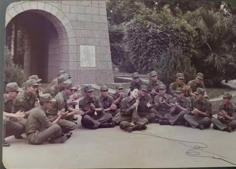 鄧麗君1981年在金門也吻了高帥軍官輔導長薛興華。他生前曾說:這是最棒的回憶。(圖/薛興華夫人提供) 鄧麗君1981年在金門也吻了高帥軍官輔導長薛興華。他生前曾說:這是最棒的回憶。(圖/薛興華夫人提供)