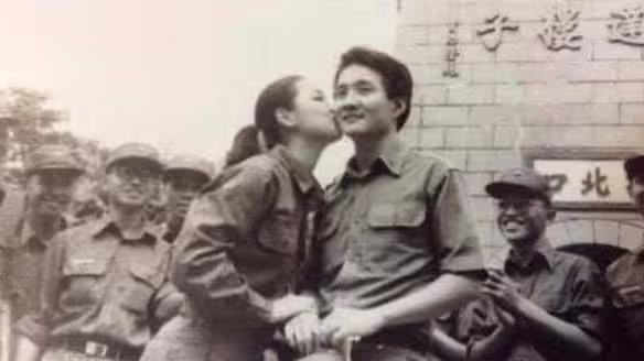 鄧麗君1981年在金門也吻了高帥軍官輔導長薛興華。他生前曾說:這是最棒的回憶。(圖/薛興華夫人提供) 鄧麗君1981年在金門也吻了高帥軍官輔導長薛興華。他生前曾說:這是最棒的回憶。(圖/薛興華夫人提供)