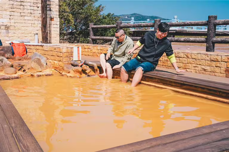 邰智源(左)、邵大倫在金山享受當地的泡腳行程。(公視台語台提供) 邰智源(左)、邵大倫在金山享受當地的泡腳行程。(公視台語台提供)