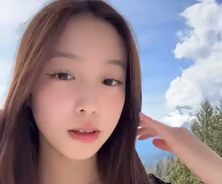 ▲中國藝人趙薇女兒小四月(如圖)已經是15歲的少女,近日她在社群更新自己的照片,有著大眼睛的她被許多網友稱讚「很漂亮」,但有部分網友卻覺得她更像爸爸,而且全身都飄著網紅味!(圖/小四月小紅書) ▲中國藝人趙薇女兒小四月(如圖)已經是15歲的少女,近日她在社群更新自己的照片,有著大眼睛的她被許多網友稱讚「很漂亮」,但有部分網友卻覺得她更像爸爸,而且全身都飄著網紅味!(圖/小四月小紅書)