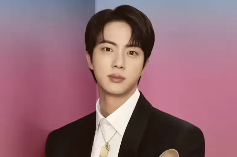 ▲BTS成員Jin(如圖)去年在粉絲擁抱會上遭到2名女性強吻,其中一名A女日前已經入境韓國並向警方主動投案,但事後她在網上發文炫耀Jin的皮膚十分柔軟,引起眾怒,而另一名B女目前則是下落不明。(圖/Jin IG) ▲BTS成員Jin(如圖)去年在粉絲擁抱會上遭到2名女性強吻,其中一名A女日前已經入境韓國並向警方主動投案,但事後她在網上發文炫耀Jin的皮膚十分柔軟,引起眾怒,而另一名B女目前則是下落不明。(圖/Jin IG)