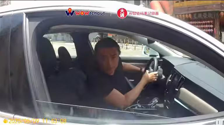 藝人李㼈開車違反交通規則險與騎士起衝突。(圖/翻攝自WoWtchout - 地圖型行車影像分享平台) 藝人李㼈開車違反交通規則險與騎士起衝突。(圖/翻攝自WoWtchout - 地圖型行車影像分享平台)