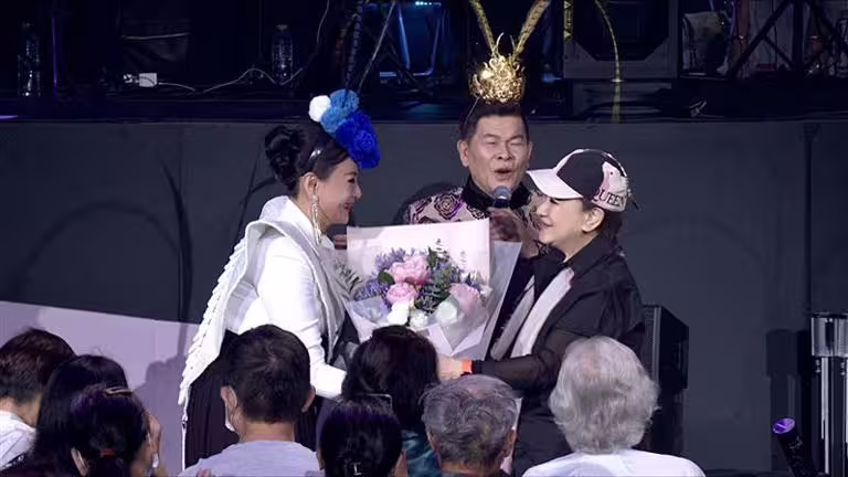 楊麗花驚喜現身台下。(圖/高雄流行音樂中心提供) 楊麗花驚喜現身台下。(圖/高雄流行音樂中心提供)