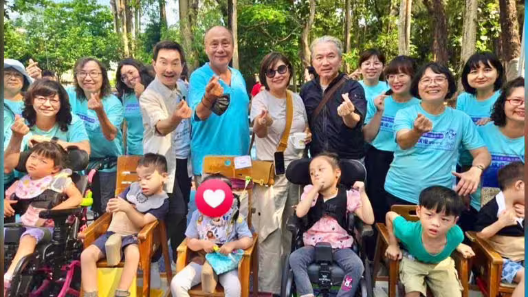 楊懷民(後排中左起)伍宗德及孫鵬一起合作願有情的公益短片。(圖/楊懷民提供) 楊懷民(後排中左起)伍宗德及孫鵬一起合作願有情的公益短片。(圖/楊懷民提供)