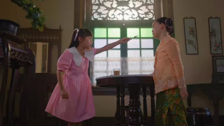 童年「心娘」(右)和堂姊安娜自小就劍拔弩張。(圖/TVBS提供) 童年「心娘」(右)和堂姊安娜自小就劍拔弩張。(圖/TVBS提供)