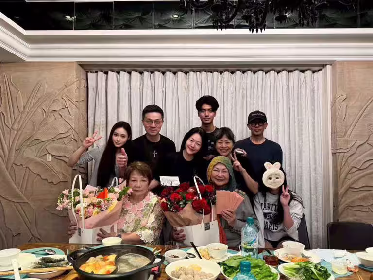S媽在母親節分享全家福,喪偶的具俊曄暴瘦一大圈,整個人沒了光 。(圖/翻攝自黃春梅臉書 ) S媽在母親節分享全家福,喪偶的具俊曄暴瘦一大圈,整個人沒了光 。(圖/翻攝自黃春梅臉書 )