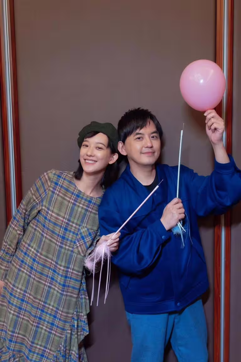 孟耿如(左)懷孕,並與黃子佼(右)一起公布小孩性別。(圖/翻攝自孟耿如臉書) 孟耿如(左)懷孕,並與黃子佼(右)一起公布小孩性別。(圖/翻攝自孟耿如臉書)
