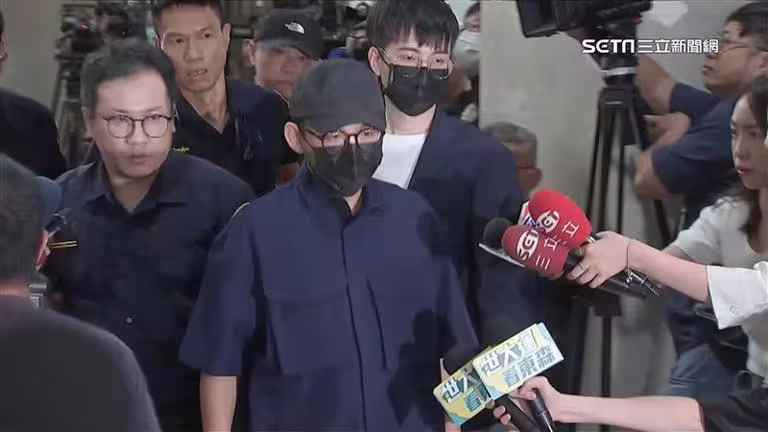 黃子佼(圖中戴帽者)身陷官司,恐面臨牢獄之災。(圖/資料照) 黃子佼(圖中戴帽者)身陷官司,恐面臨牢獄之災。(圖/資料照)