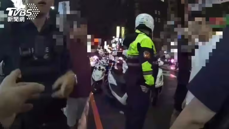 警方到場了解情況。(圖/TVBS) 警方到場了解情況。(圖/TVBS)