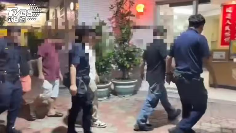 鬧事民眾全被警方帶回偵辦。(圖/TVBS) 鬧事民眾全被警方帶回偵辦。(圖/TVBS)