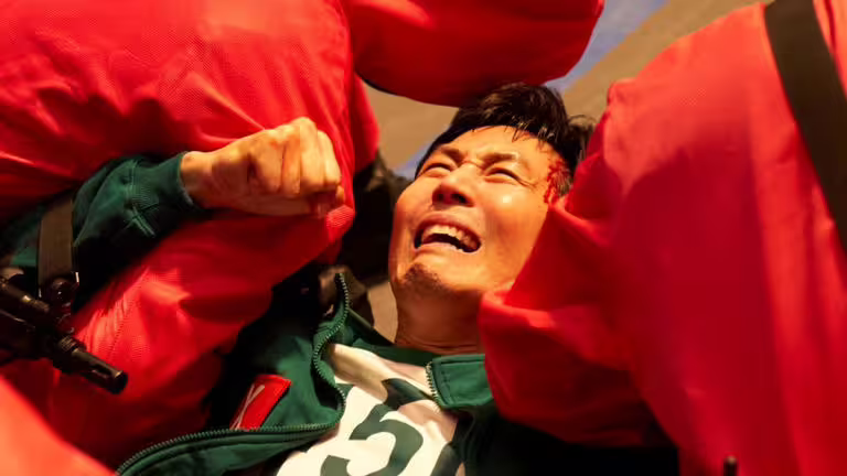 李政宰在《魷魚遊戲2》尾聲中痛失摯友。(圖/Netflix提供) 李政宰在《魷魚遊戲2》尾聲中痛失摯友。(圖/Netflix提供)