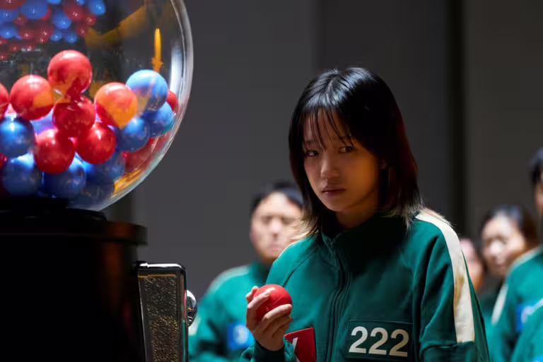 《魷魚遊戲3》出現巨型扭蛋機。(圖/Netflix提供) 《魷魚遊戲3》出現巨型扭蛋機。(圖/Netflix提供)