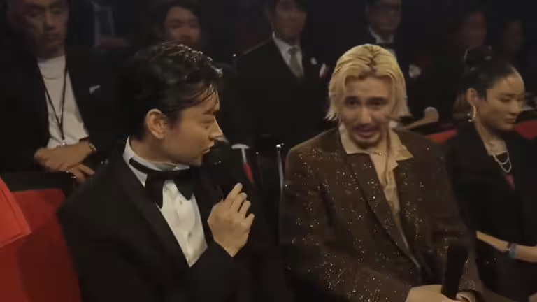 藤井風(右)跟菅田將暉開玩笑,要Mrs. GREEN APPLE差不多一點。(圖/翻攝自MAJ官方YouTube) 藤井風(右)跟菅田將暉開玩笑,要Mrs. GREEN APPLE差不多一點。(圖/翻攝自MAJ官方YouTube)