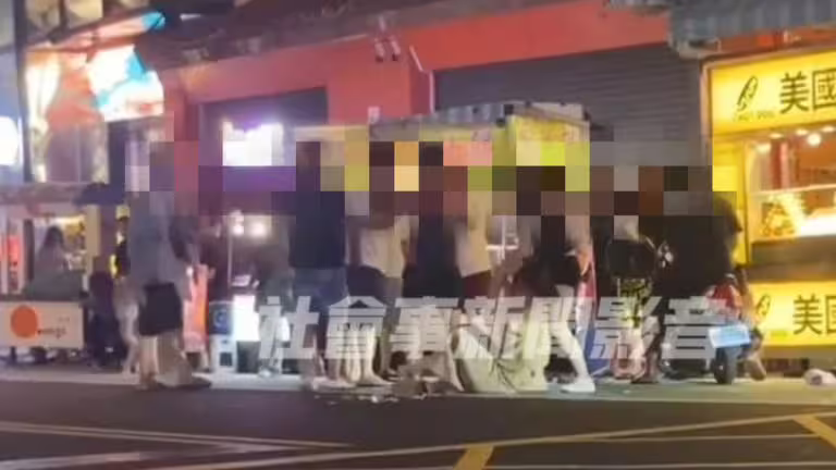 6人在墾丁大街大打出手。(圖/翻攝自社會事新聞影音) 6人在墾丁大街大打出手。(圖/翻攝自社會事新聞影音)