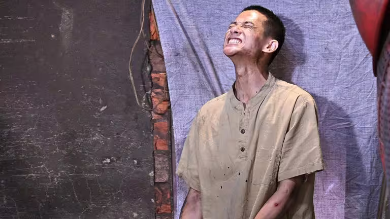 盧彥澤在狹小的打鐵舖中拍戲,鞋底因踩到煤渣燒出破洞。(圖/台視提供) 盧彥澤在狹小的打鐵舖中拍戲,鞋底因踩到煤渣燒出破洞。(圖/台視提供)