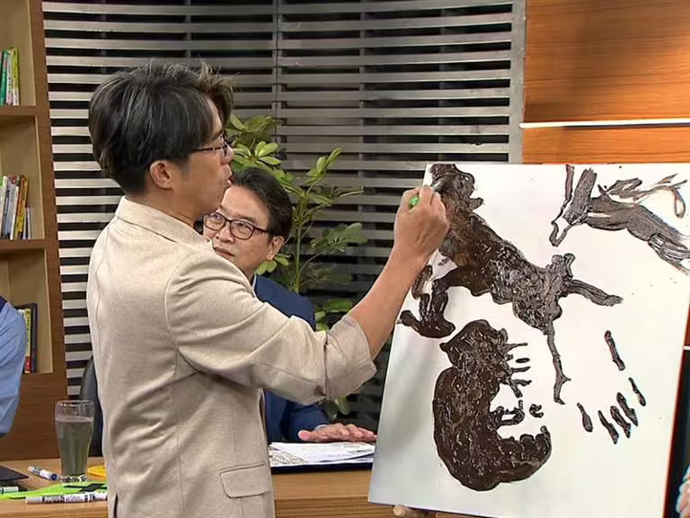 陳子強錄製現場挑戰顛倒畫,獨特技巧引發眾人讚嘆。(圖/年代提供) 陳子強錄製現場挑戰顛倒畫,獨特技巧引發眾人讚嘆。(圖/年代提供)