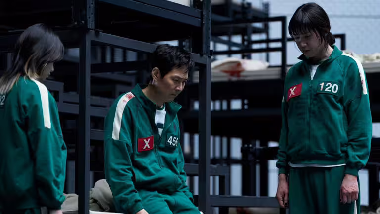 李政宰(中)劇中面臨困境。(圖/Netflix提供) 李政宰(中)劇中面臨困境。(圖/Netflix提供)
