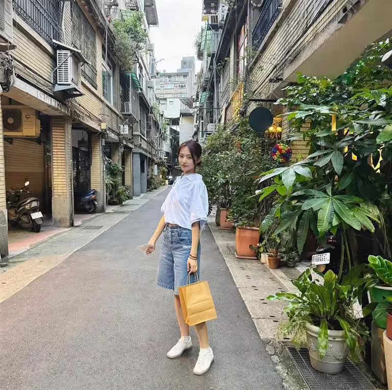 子瑜無預警低調返台,現身一身輕便的文青造型迪化街。(圖/翻攝自thinkaboutzu IG) 子瑜無預警低調返台,現身一身輕便的文青造型迪化街。(圖/翻攝自thinkaboutzu IG)