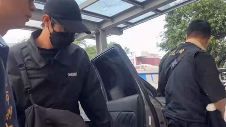 陳向熙戲拍到一半從高雄被帶回至新北市刑大。(圖/翻攝畫面) 陳向熙戲拍到一半從高雄被帶回至新北市刑大。(圖/翻攝畫面)