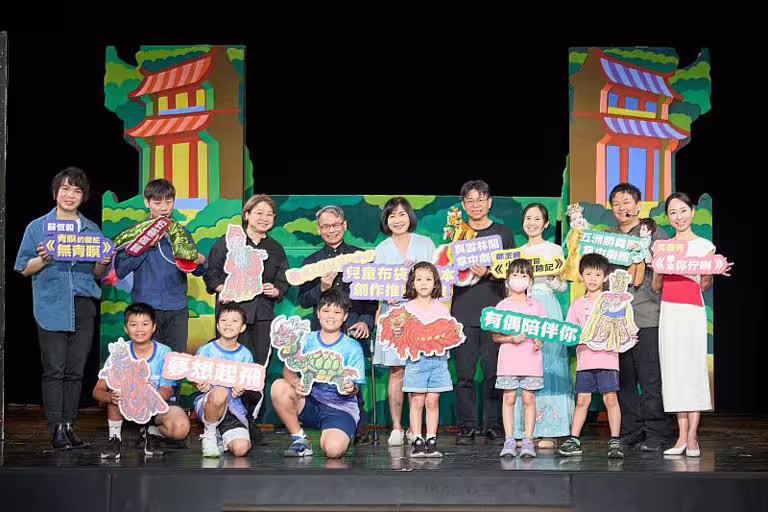 首屆「兒童布袋戲劇本創作推廣計畫」入選作品試演發表記者會合照,第一排左起為三玉國小~真雲林閣掌中劇團團長李京曄、編劇鄭玉姍、五洲勝義閣掌中劇團團長曾嘉民、編劇洪瓊芳。 首屆「兒童布袋戲劇本創作推廣計畫」入選作品試演發表記者會合照,第一排左起為三玉國小~真雲林閣掌中劇團團長李京曄、編劇鄭玉姍、五洲勝義閣掌中劇團團長曾嘉民、編劇洪瓊芳。