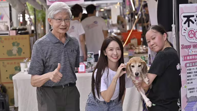 協會秘書長(左)與禾羽(中)合影。(圖/金盤子娛樂提供) 協會秘書長(左)與禾羽(中)合影。(圖/金盤子娛樂提供)