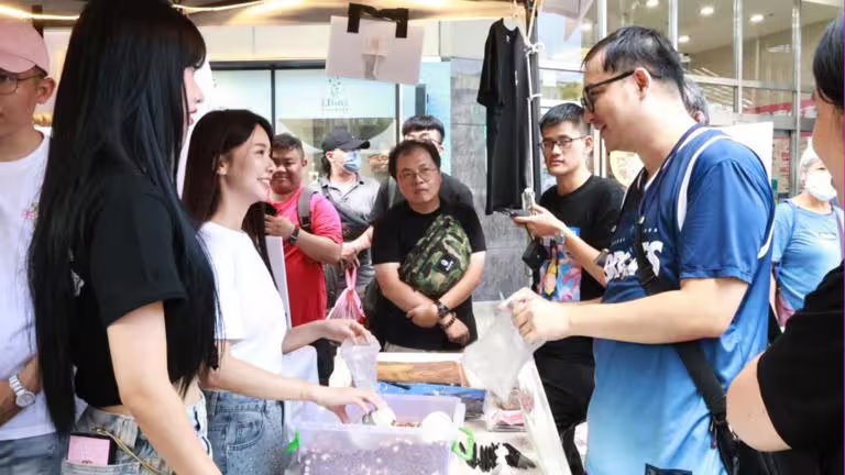 禾羽與民眾互動。(圖/金盤子娛樂提供) 禾羽與民眾互動。(圖/金盤子娛樂提供)