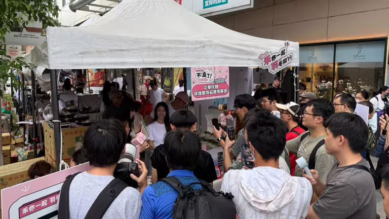 禾羽與民眾互動。(圖/金盤子娛樂提供) 禾羽與民眾互動。(圖/金盤子娛樂提供)