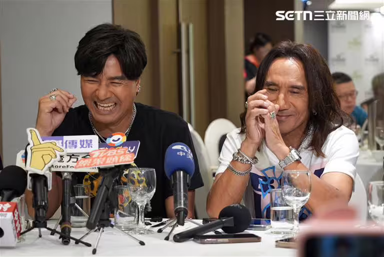 動力火車奪下第二座金曲獎,慶功宴上直說好緊張。(圖/記者鄭孟晃、趙于瑩攝影) 動力火車奪下第二座金曲獎,慶功宴上直說好緊張。(圖/記者鄭孟晃、趙于瑩攝影)