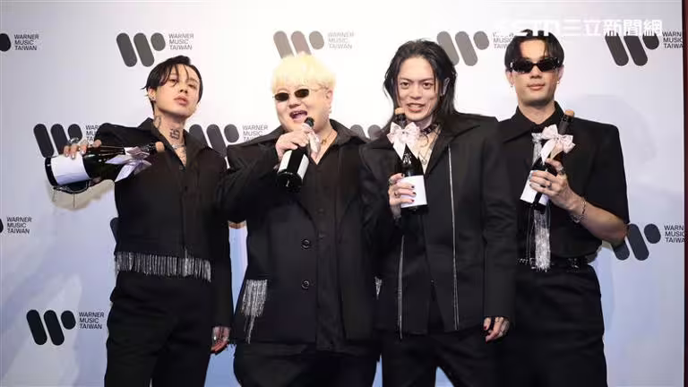 TRASH奪下金曲樂團開心慶功。(圖/記者鄭孟晃、趙于瑩攝影) TRASH奪下金曲樂團開心慶功。(圖/記者鄭孟晃、趙于瑩攝影)