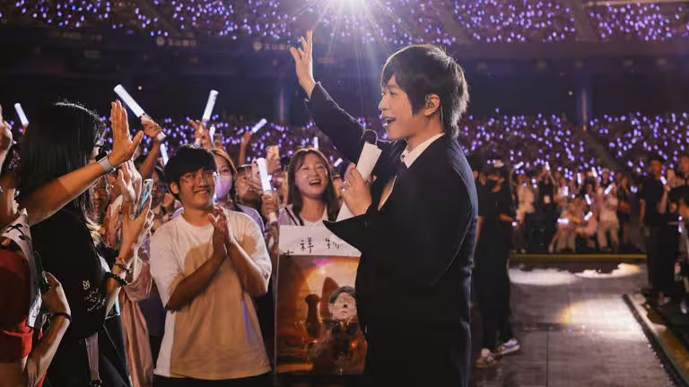 阿信下台和歌迷點歌互動,卻意外發現金曲歌王坐在搖滾區。(圖/相信音樂提供) 阿信下台和歌迷點歌互動,卻意外發現金曲歌王坐在搖滾區。(圖/相信音樂提供)