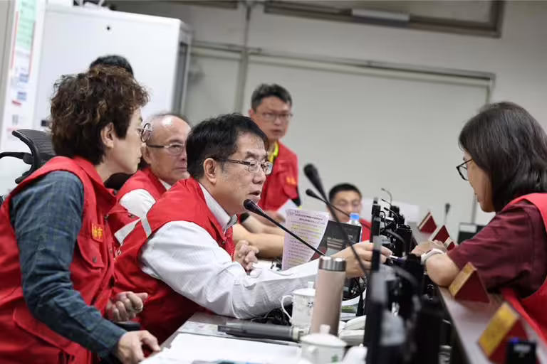 台南市災變中心6日提升為一級開設,台南市長黃偉哲(左二)坐鎮災變中心開會。(台南市政府提供/程炳璋台南傳真) 台南市災變中心6日提升為一級開設,台南市長黃偉哲(左二)坐鎮災變中心開會。(台南市政府提供/程炳璋台南傳真)