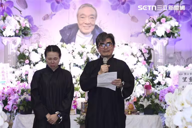 張志群(右)與妻子幫爸爸張育安辦告別式。(圖/記者鄭孟晃攝影) 張志群(右)與妻子幫爸爸張育安辦告別式。(圖/記者鄭孟晃攝影)
