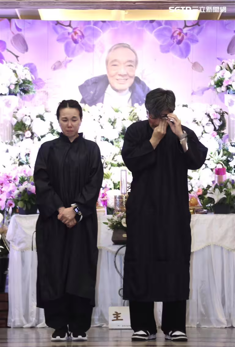 張志群(右)邊哭邊唸出追悼詞。(圖/記者鄭孟晃攝影) 張志群(右)邊哭邊唸出追悼詞。(圖/記者鄭孟晃攝影)