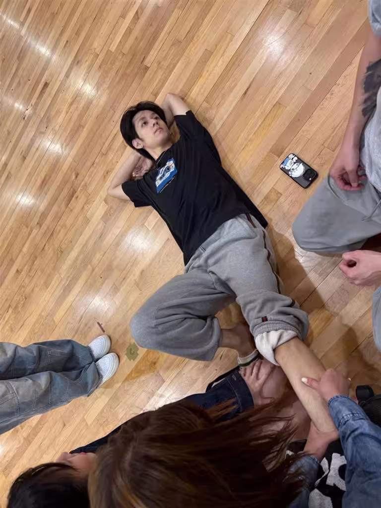 洪暐哲到醫院照了X光之後,被醫生告知韌帶幾乎快斷掉了。(圖/年代整合行銷提供) 洪暐哲到醫院照了X光之後,被醫生告知韌帶幾乎快斷掉了。(圖/年代整合行銷提供)