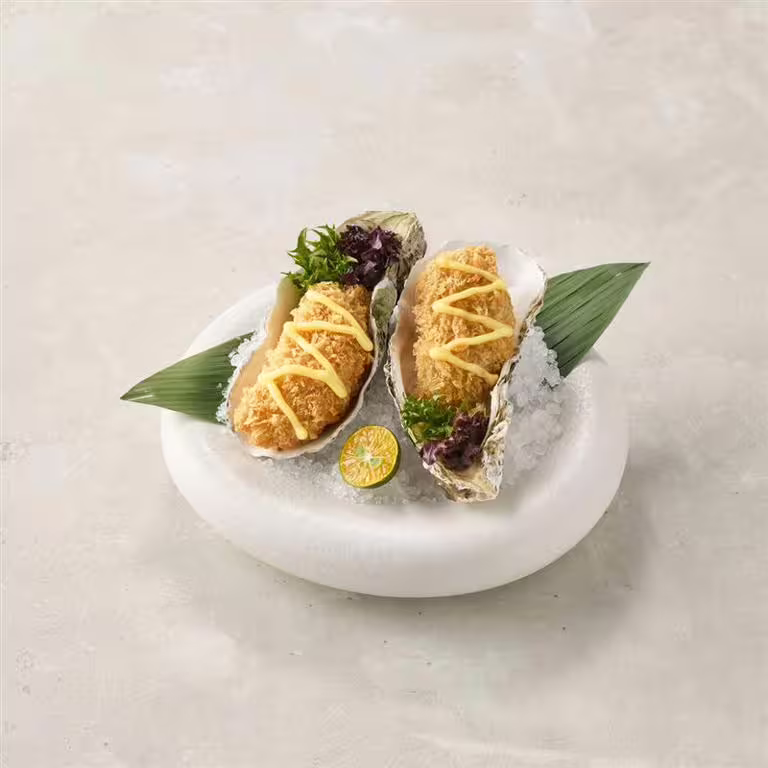 「陶板屋」和父親穿同色系服飾用餐招待「酥炸廣島牡蠣」。(圖/業者提供) 「陶板屋」和父親穿同色系服飾用餐招待「酥炸廣島牡蠣」。(圖/業者提供)