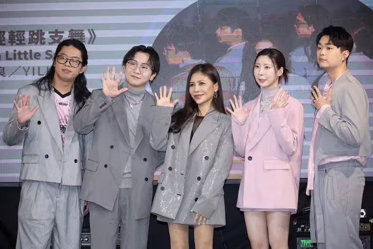 艾怡良與「臺北音樂不斷電」優勝六強之一的YILITH樂團合作單曲〈不如輕輕跳支舞〉。（圖／記者鄭孟晃攝影）