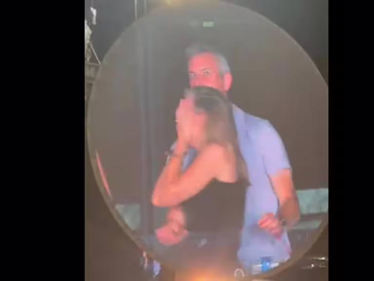 酷玩樂團演唱會意外抓包婚外情,如今男女主角相繼辭職。 酷玩樂團演唱會意外抓包婚外情,如今男女主角相繼辭職。