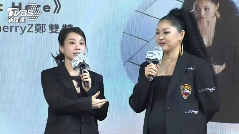 鄭宜農（左）鬆口談及大罷免。（圖／范宇宣攝）
