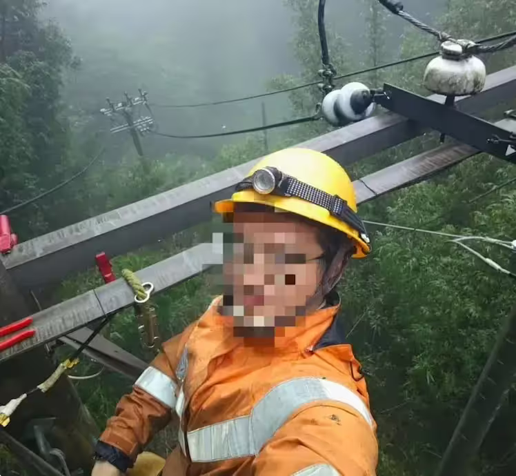 ▲台電李姓員工協助災後搶修工作,不慎在15日於義竹鄉執行高壓搶修時遭電擊,家屬6天後決定放棄治療、拔管器捐。(圖/翻攝當事人IG) ▲台電李姓員工協助災後搶修工作,不慎在15日於義竹鄉執行高壓搶修時遭電擊,家屬6天後決定放棄治療、拔管器捐。(圖/翻攝當事人IG)