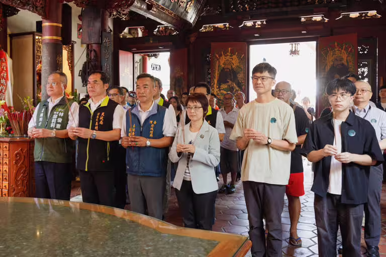 主祭官台文館陳瑩芳館長( 右3)率眾人參拜，首排左起為台南市議會秘書陳明才、民政局副局長吳明熙、府城隍廟郭榮哲主委；右2為甘耀明，右1張嘉祥。   圖：台灣文學館提供