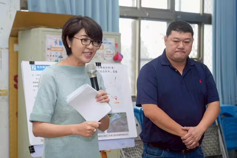 首波大罷免投票慘遭藍營完封,不過下月23日還有7件藍委罷免案將進行投票,並與核三延役公投一同舉行。而南投縣長許淑華就擔心基層藍營長輩會投錯票,因此她呼籲都投下不同意票。不過許淑華這說法也引起小草不滿,紛紛灌爆她的臉書。 圖:取自許淑華臉書(資料照) 首波大罷免投票慘遭藍營完封,不過下月23日還有7件藍委罷免案將進行投票,並與核三延役公投一同舉行。而南投縣長許淑華就擔心基層藍營長輩會投錯票,因此她呼籲都投下不同意票。不過許淑華這說法也引起小草不滿,紛紛灌爆她的臉書。 圖:取自許淑華臉書(資料照)