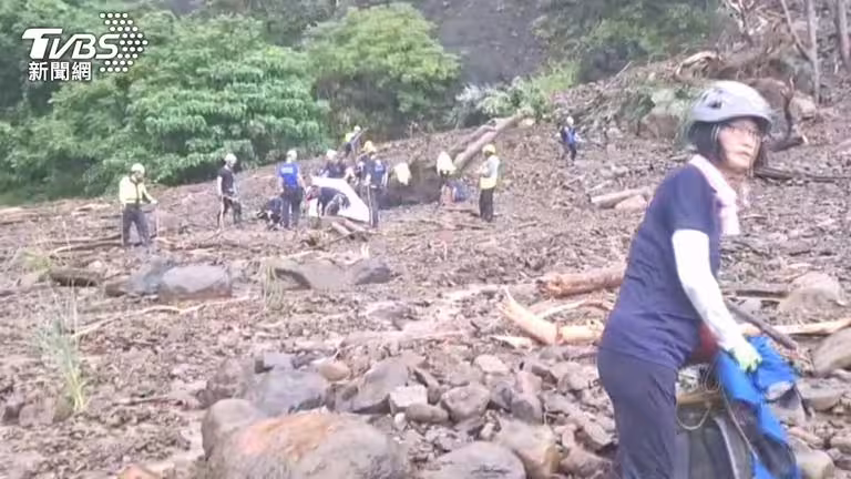 桃源一家5口墜谷第3天搜救,河床又尋獲嬰兒衣物,3人仍失蹤。(圖/TVBS) 桃源一家5口墜谷第3天搜救,河床又尋獲嬰兒衣物,3人仍失蹤。(圖/TVBS)
