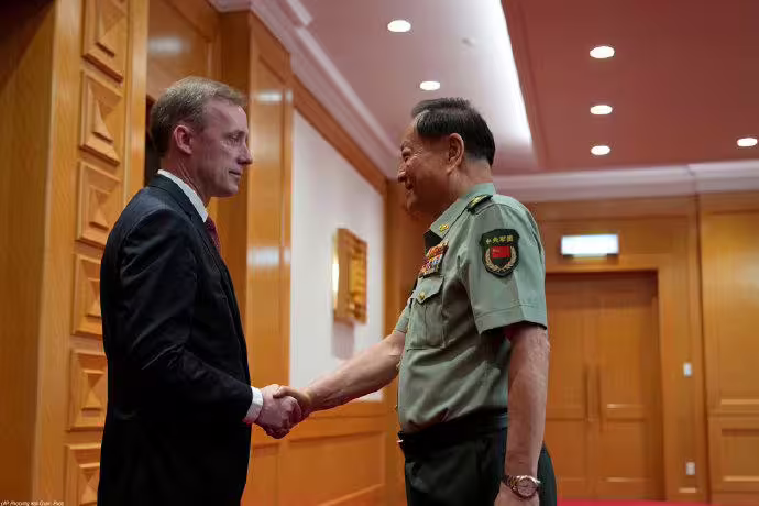 拜登政府時期的國安顧問蘇利文在結束與中央軍委主席習近平的會談後，蘇利文又指名與張又俠(右)會談，釋放出「不尋常的訊號」。(資料照片) 圖：翻攝自 美國駐華大使館 微博帳號