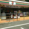 日本超商7-11在門口「故意裝一整排欄杆」想進去得繞路　店長：裝完業績一夕暴漲