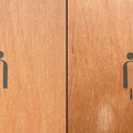 超奇葩廁所標誌看不懂！他尿急崩潰：左邊是男廁還是女廁？