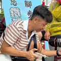 白沙屯媽祖回宮！他路邊「蹲地幫香燈腳按摩」 一看竟是《瘋神》男星