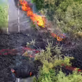 火山噴發熔岩流穿越公路　罕見奇景吸民眾圍觀