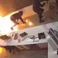 放火燒大麻店搶劫　蒙面笨賊引火自焚